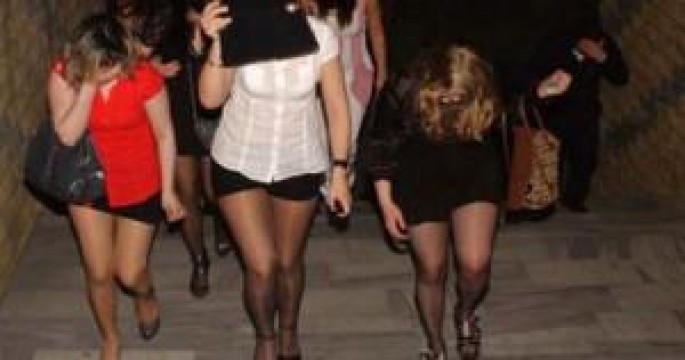 Fahişəni polis maşınından düşürüb qaçırtdılar - VİDEO