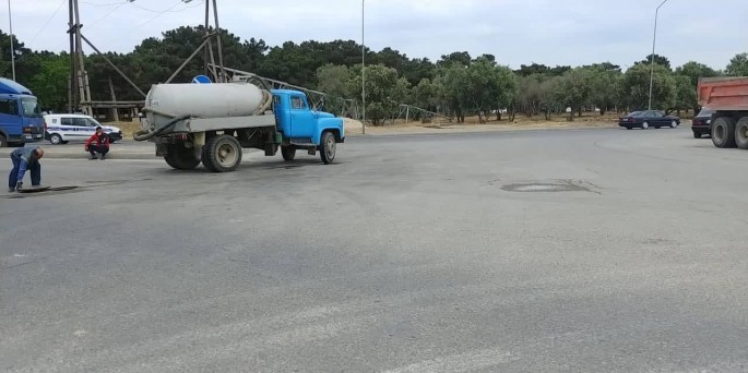 Kanalizasiya sularının kollektorlara tökülməsi yolun çökməsinə səbəb olur - FOTO