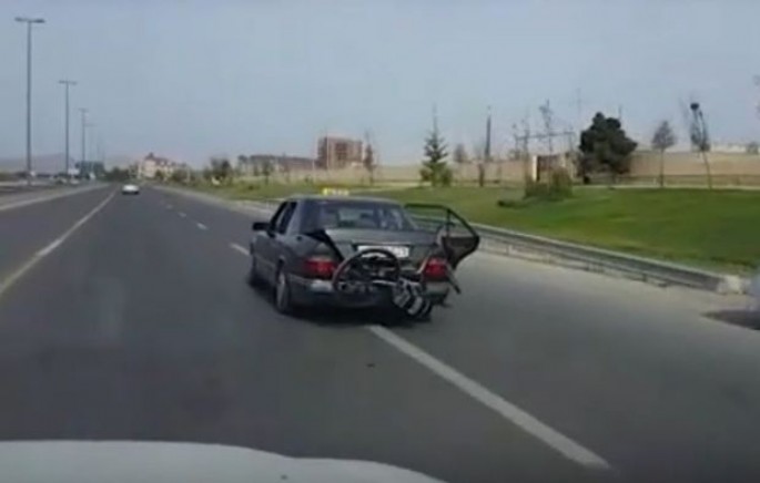 Taksi sürücüsü avtomobili təhlükəli vəziyyətdə idarə etdi – VİDEO