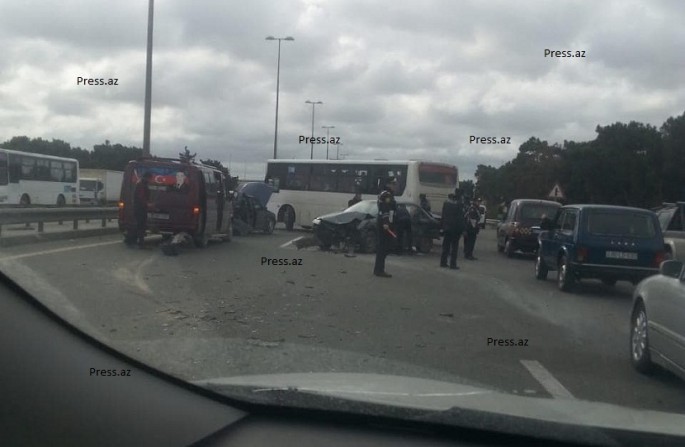 Sərnişin avtobusunun iştirakı ilə zəncirvari qəza baş verib - FOTO