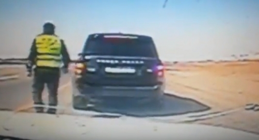 Yol polisi «Range Rover»dəki ailəni ağır qəzadan xilas etdi – Azərbaycanda – REAL VİDEO