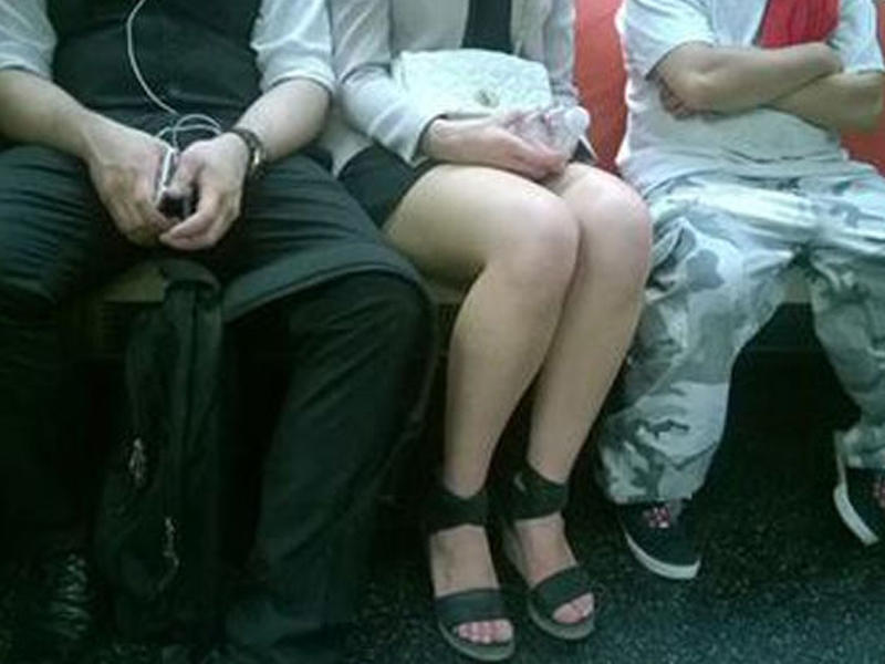 Metroda ayağını aralayıb oturan kişilərə cəza  – VİDEO
