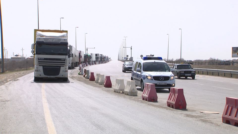 Karantin rejiminə baxmayaraq tranzit yük avtomobillərinin hərəkəti təmin edilir - VİDEO - FOTO