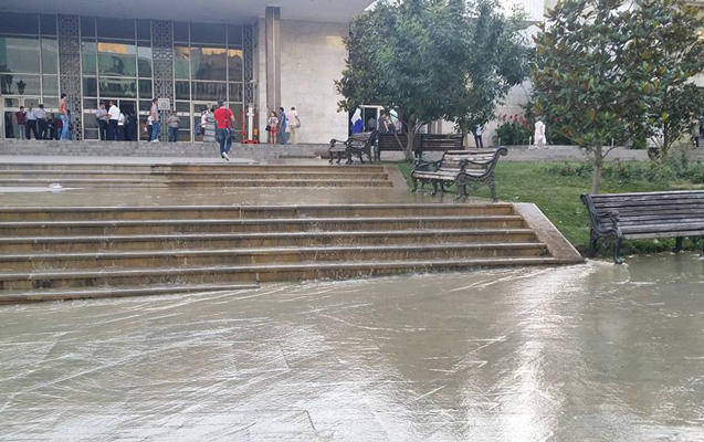 "Nizami" metrosunun qarşısını su basdı - FOTO