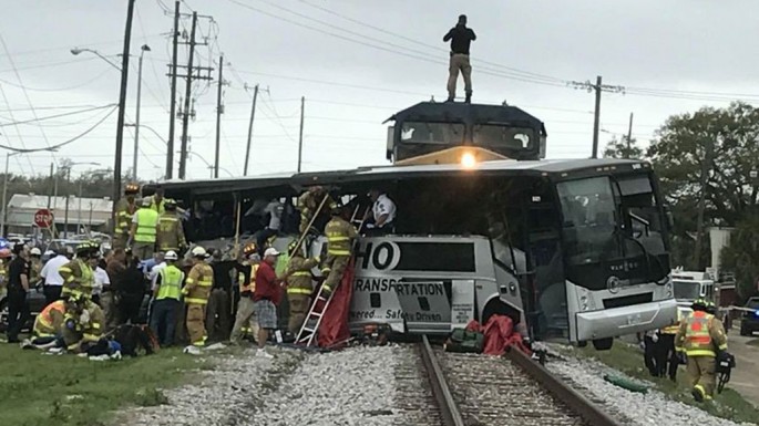 Qatarla sərnişin avtobusu toqquşdu - 3 ölü