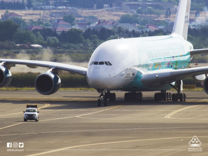 AZAL: "Hava limanına UEFA nümayəndə heyətini gətirən “Airbus A380” sərnişin təyyarəsi eniş edib"