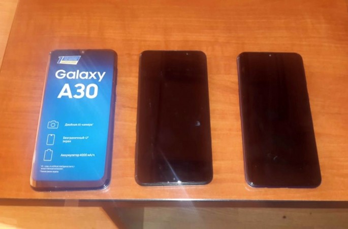 "Mercedes"dən qanunsuz mobil telefon aşkarlanıb - FOTO