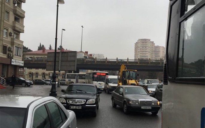 Bakıda dairə bağlandı, böyük tıxac yarandı