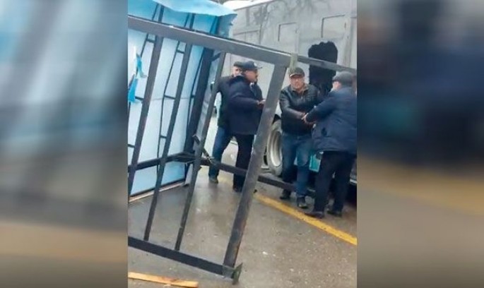 Sumqayıtda güclü külək dəmiri avtobusa çırpdı – VİDEO