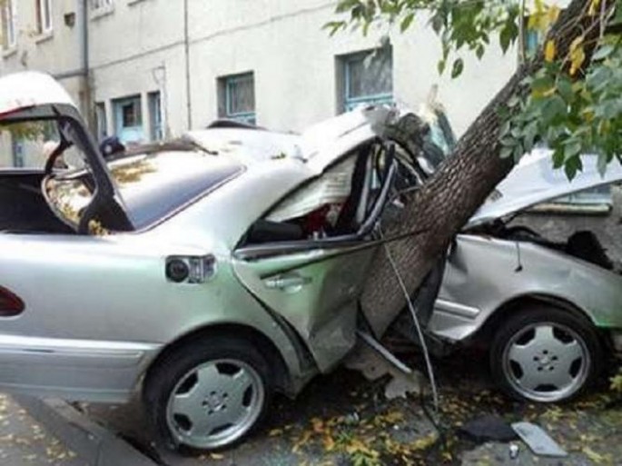 Avtomobil ağaca çırpıldı: ölən və yaralanan var - Ağcəbədidə