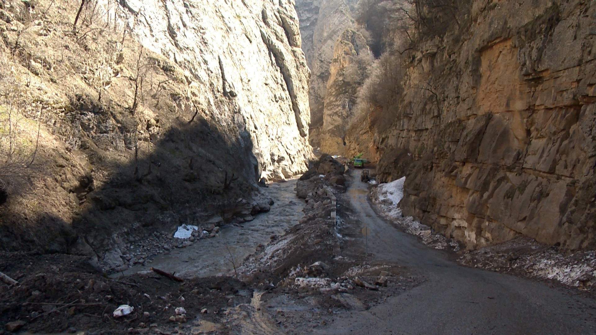 Qubanın Xınalıq kəndi istiqamətində yeni yol çəkilir - FOTO