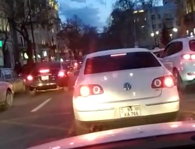 Avtomobilin tormozunu "yolka" işığı kimi bəzəyən sürücü  - VİDEO