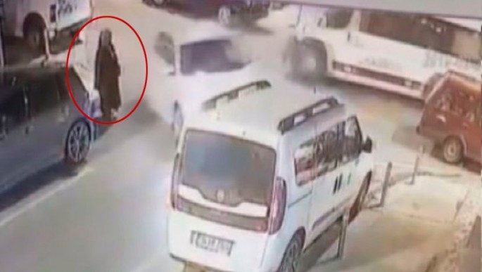 Qəza baş verdi: maşın qadını metrlərlə irəli atdı - VİDEO