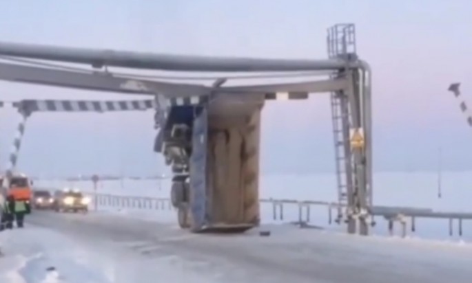 Qaz xəttinə ilişən “MAZ” “şahə” qalxdı - VİDEO