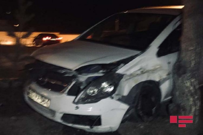 Bakıda "Opel" betona çırpılıb, sürücü ağır xəsarət alıb - FOTO