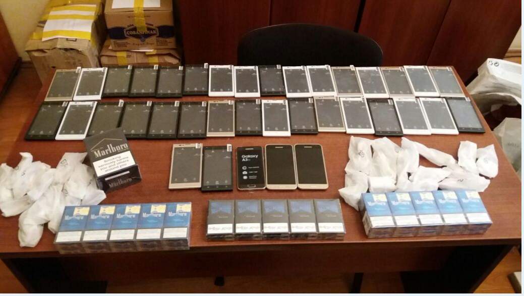 Avtomobilindən 56 min ədəd siqaret və 37 mobil telefon aşkar olundu - FOTO
