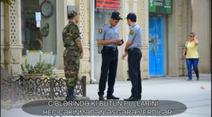 Polislərdən gözyaşardıcı addım: son pullarını əsgərə verdilər - VİDEO