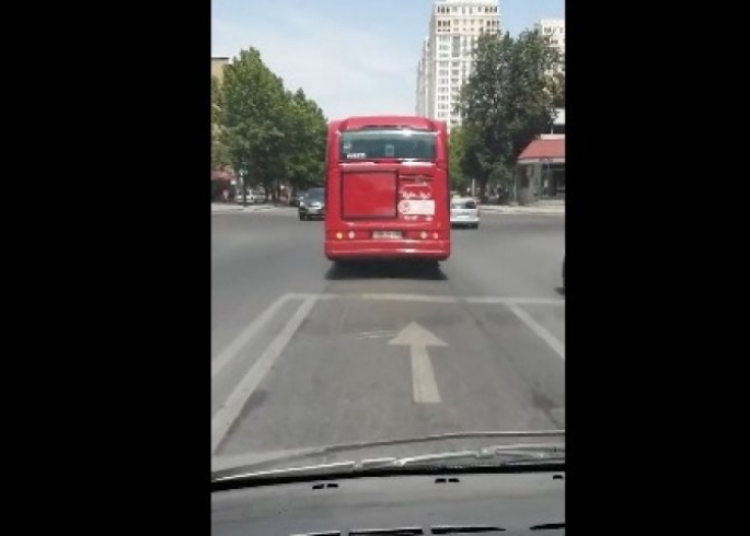 "Bakubus"un sürücüsü yol hərəkət qaydasını belə pozdu - VİDEO