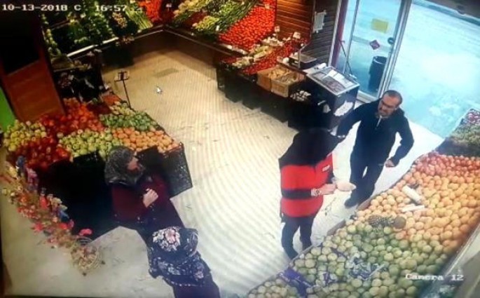 Sevgi təklifinə "yox" deyən qızı iş yerində bıçaqladı - FOTO