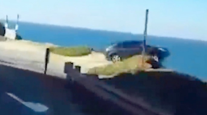 Dəhşətli kadrlar: “Lexus” 12 metrlikdən okeana düşdü - VİDEO