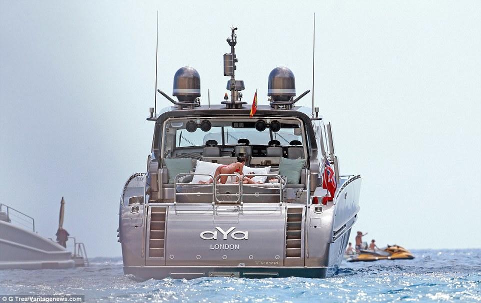 Məhşur futbolçu sevgilisi ilə yaxtada dincəlir - FOTO