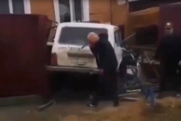Sərxoş sürücü “Niva”nı yaşayış evinə çırpdı - VİDEO