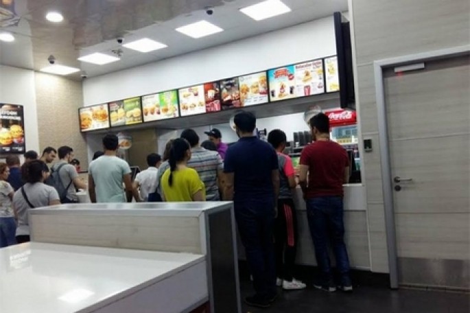 "KFC"də satıcı ilə müştəriarasında dava: "Sən qələt edirsən" - VİDEO