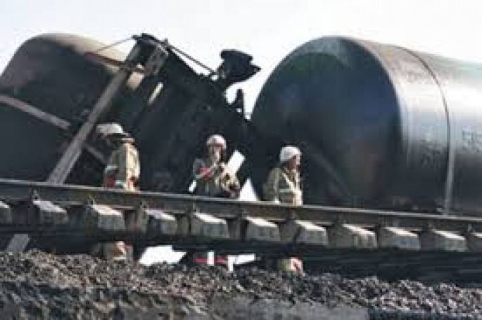 Dizel daşıyan qatar relsdən çıxdı: 5 vaqon aşıb