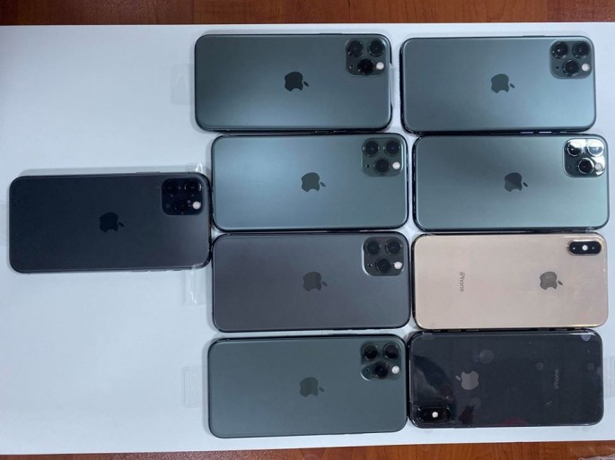 Mobil telefonları gizlədərək keçirmək istədi