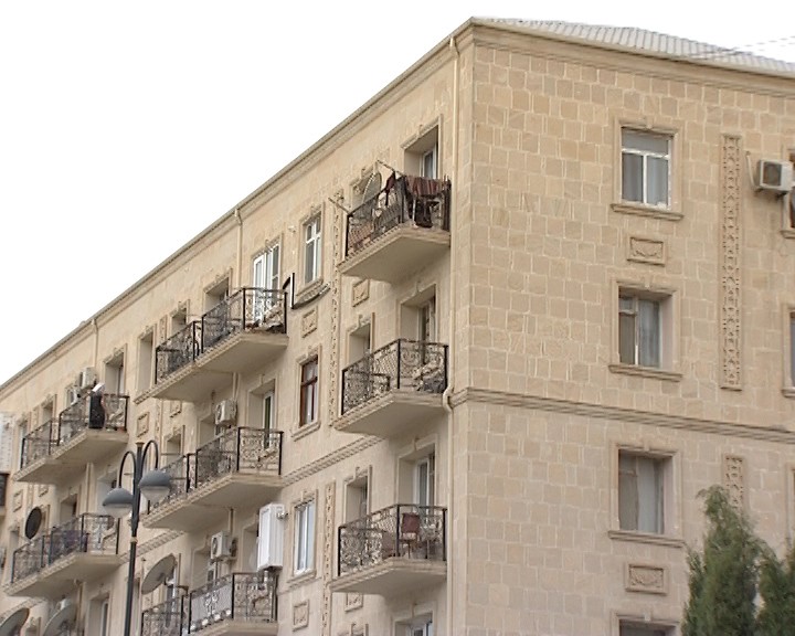 Eyvanlarda quraşdırılan paltar ipləri sökülüb - FOTO