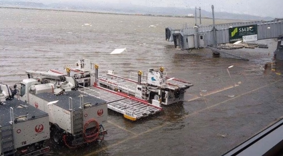 Hava limanı su altında qaldı