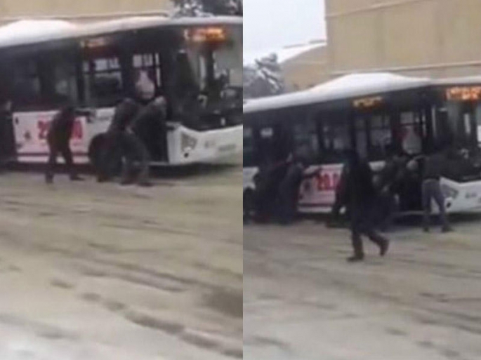 Bakıda avtobus yolda qaldı: sərnişinlər itələdi - VİDEO