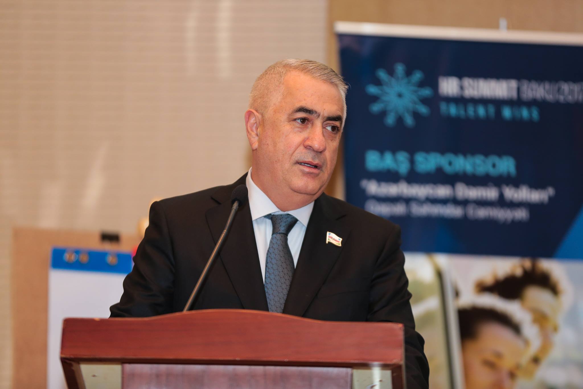 İnsan resurslarının idarə edilməsi müzakirə olunur