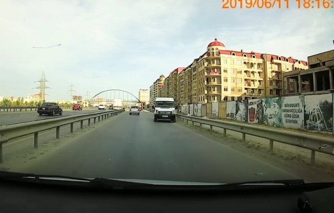 Bu sürücü nə etdiyini bilirmi? - VİDEO