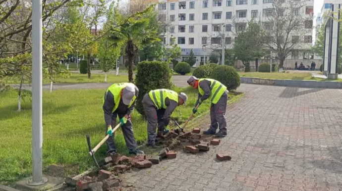 Lənkəranda parkda işlədilər fəhlələrin maaşı verilmədi: Şirkət cərimələndi  - FOTO