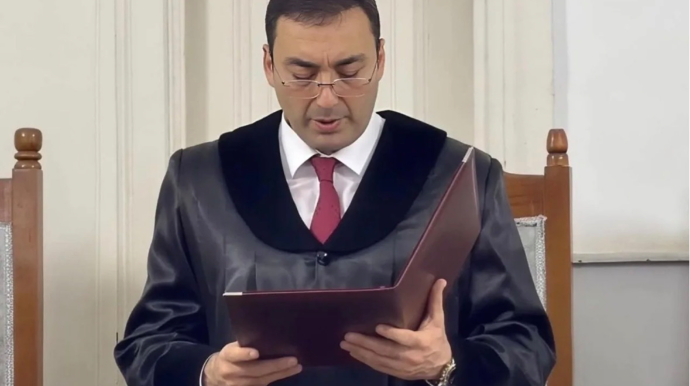 Ölkədən qaçan gömrük məmuru ilk məhkəmədən ev dustaqlığına buraxıldı 