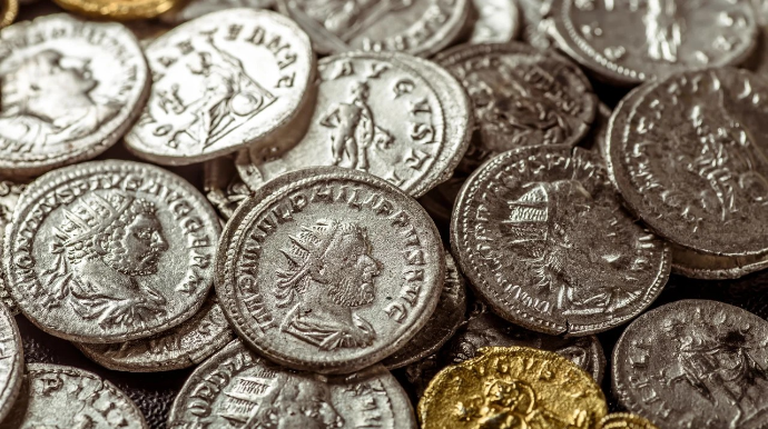 Evini böyütmək istəyən şəxsin tapdığı 90 kiloqram dəfinə dövlətə keçdi