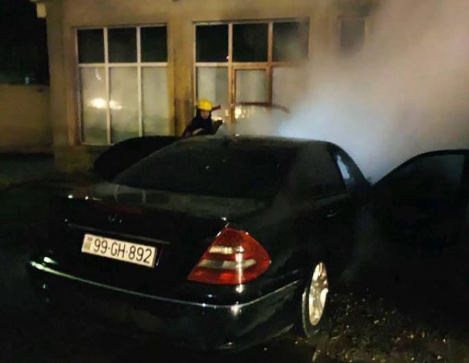 Bakıda binanın həyətində avtomobil yanıb - FOTO