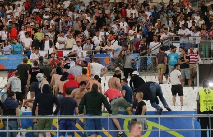 Fanatlar və polis arasında toqquşma - VİDEO