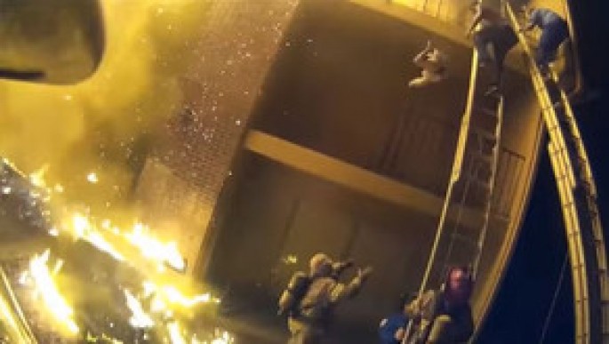 Yanğınsöndürən üçüncü mərtəbədən yerə atılan uşağı belə tutdu - VİDEO