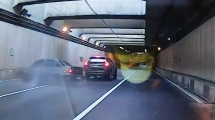 Tuneldə yarışa çıxan sürücülər qəza törətdi  - VİDEO