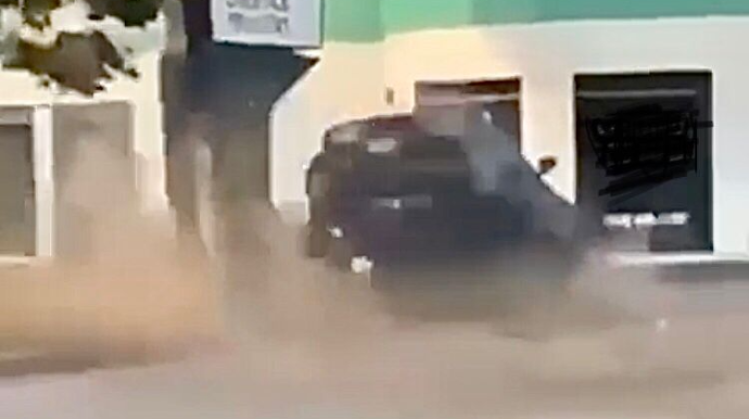 Dostunun “BMW”sini obyektin həyətinə sıçratdı  - VİDEO