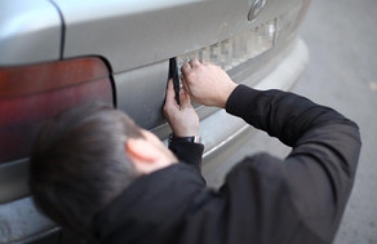 Avtomobildən nömrələri oğurlayan şəxs Sabirabadda tutuldu