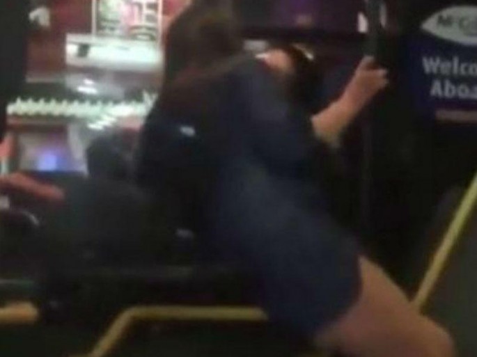 Qız avtobus sürücüsünün qucağına çıxdı: öpüşdülər – VİDEO