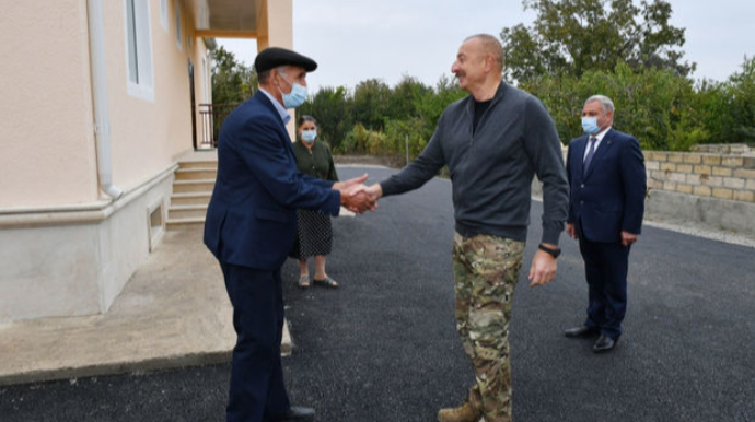 İlham Əliyev Tərtərdə düşmən raketi düşmüş evin yerində inşa edilən evlə tanış oldu