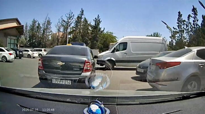 Maşını ikinci cərgədə saxlayıb yoxa çıxan taksi sürücüsü - 77-PY-214 - VİDEO