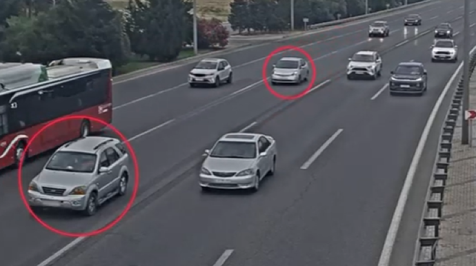 “Prius”  Aeroport yolunun ortasında dayanan maşına çırpıldı – ANBAAN VİDEO 