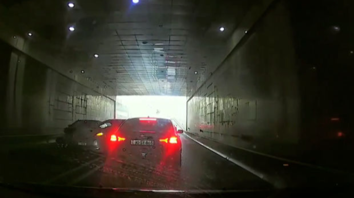 Tuneldə geriyə dönən “Prius” qəzaya səbəb oldu - VİDEO