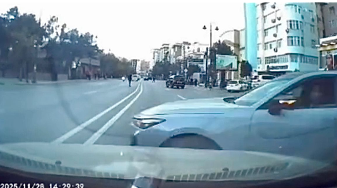 Bakıda icarəyə götürdüyü maşınla kobud qayda pozan sürücü qəza törətdi - ANBAAN VİDEO