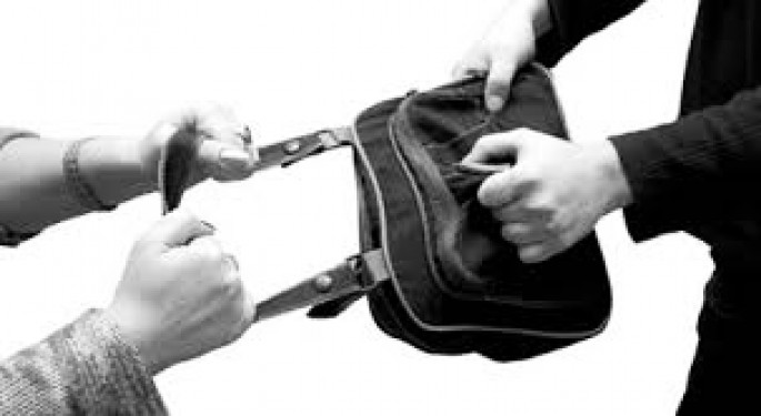 Abşeronda qadına zor tətbiq edərək pul və telefonunu alıblar